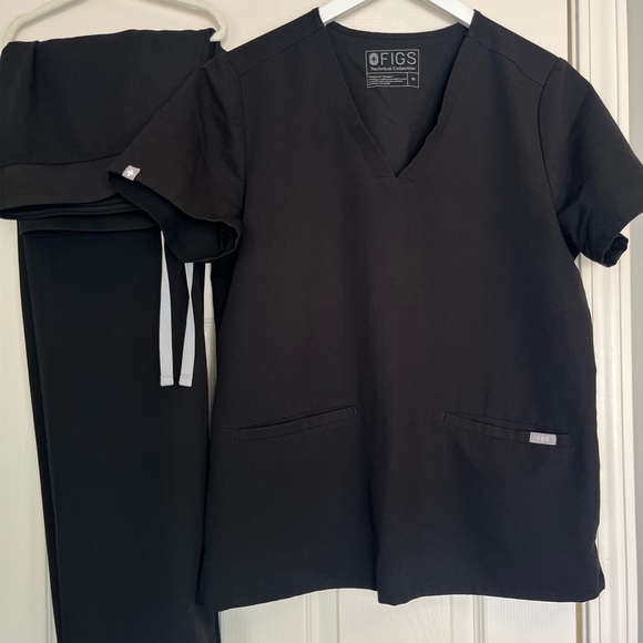 FIGS Women’s Scrub Set Black Size Medium Top Straight Leg Pant Nurse Scrubs - Picture 2 of 8